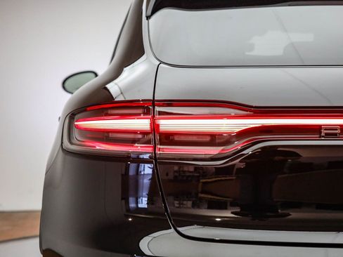 Certified 2025 Porsche Macan image 8