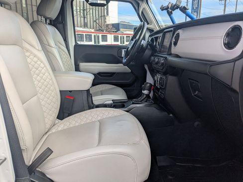 Used 2023 Jeep Wrangler Unlimited Sahara image 31