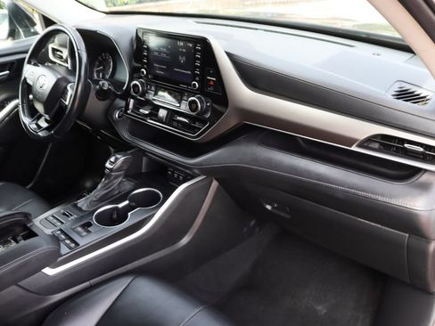 Used 2021 Toyota Highlander XLE AWD/4WD image 39