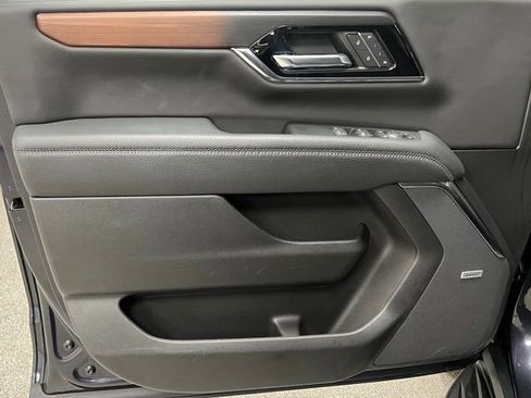 Used 2025 GMC Yukon XL Denali image 23