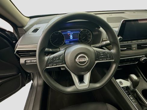 Used 2025 Nissan Altima 2.5 SV FWD image 18