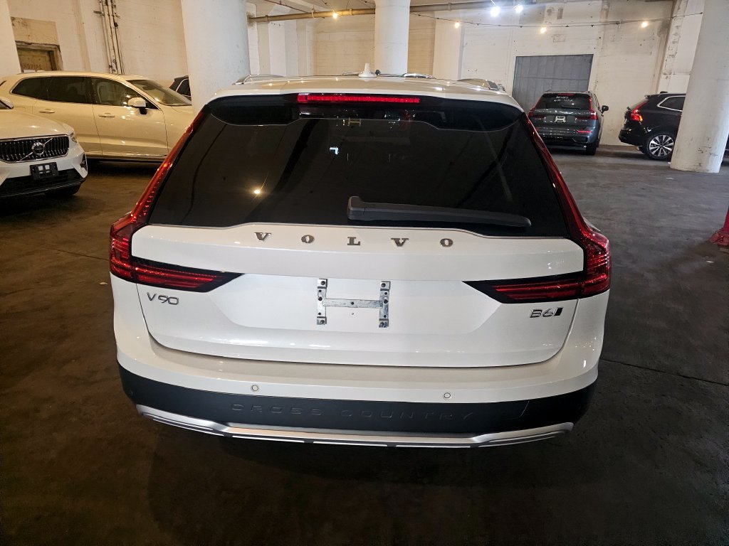 Certified 2025 Volvo V90 B6 Cross Country Plus AWD/4WD image 3