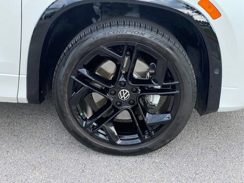 Used 2025 Volkswagen Tiguan SE R-Line AWD/4WD image 32