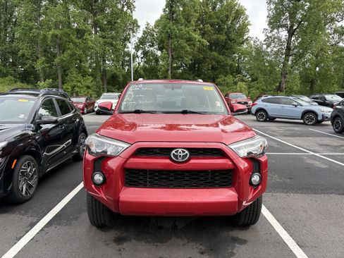 Used 2018 Toyota 4Runner SR5 Premium AWD/4WD image 2