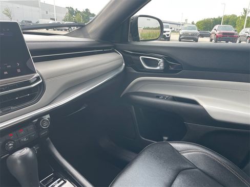 Used 2024 Jeep Compass Limited image 17