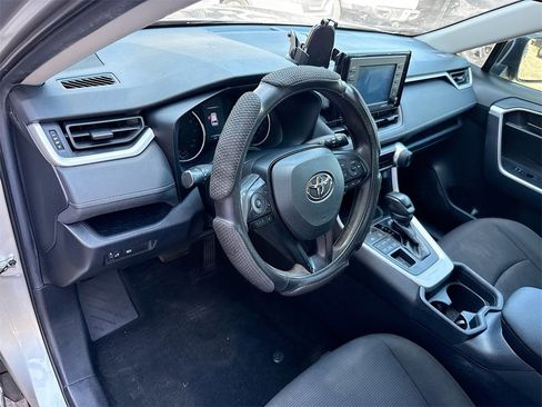 Used 2020 Toyota RAV4 LE image 10