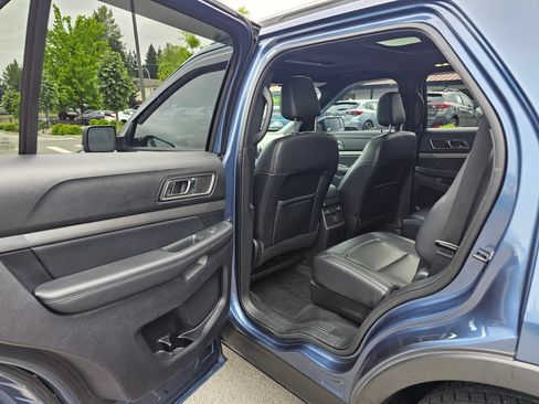 Used 2019 Ford Explorer XLT w/ Equipment Group 202A AWD/4WD image 32