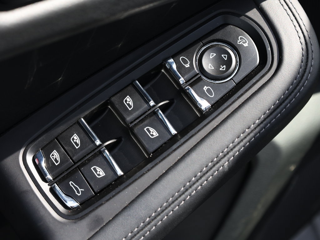 Used 2025 Porsche Macan Turbo AWD/4WD image 11