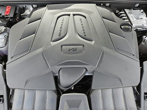 Certified 2025 Porsche Cayenne Coupe image 30