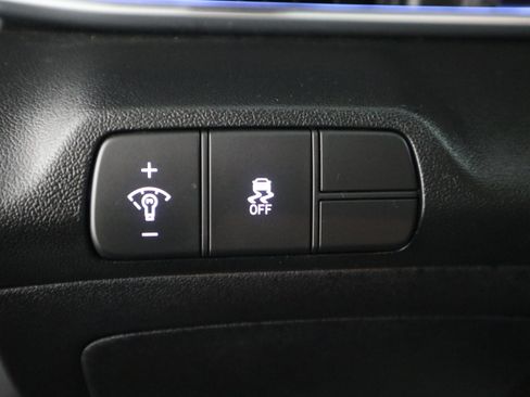 Used 2025 Hyundai Elantra SEL image 31