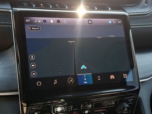 Used 2023 Jeep Grand Cherokee L Limited image 3