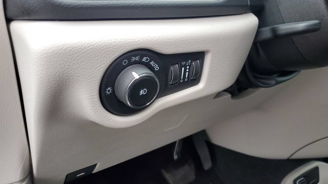 Used 2024 Chrysler Pacifica Touring-L FWD image 9