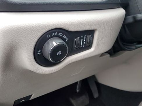 Certified 2024 Chrysler Pacifica Touring-L image 9