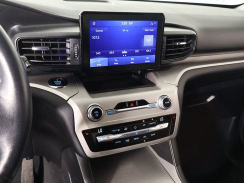 Used 2021 Ford Explorer XLT image 5