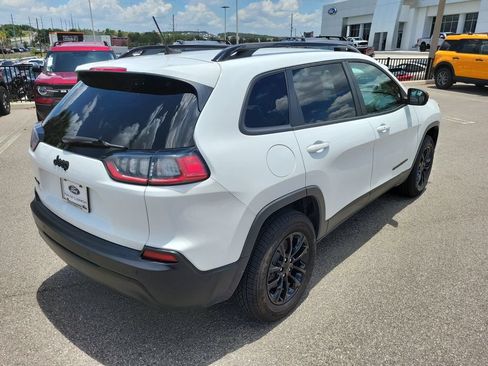 Used 2023 Jeep Cherokee Altitude Lux AWD/4WD image 5