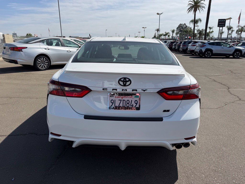Used 2024 Toyota Camry SE w/ Convenience Package FWD image 5