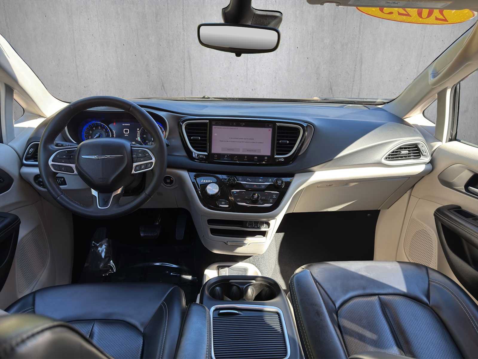Used 2023 Chrysler Pacifica Touring-L FWD image 15