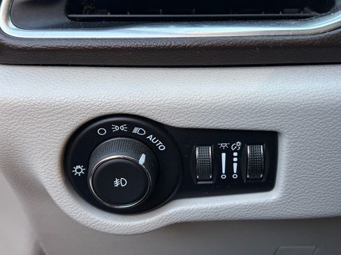 Used 2019 Chrysler Pacifica Touring-L Plus w/ Advanced Safetytec Group FWD image 10