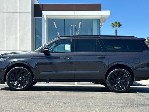 New 2026 Lincoln Navigator L Reserve w/ Jet Appearance Package AWD/4WD image 6