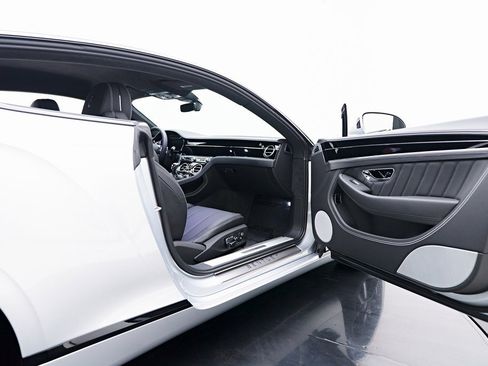 Used 2024 Bentley Continental GT image 35