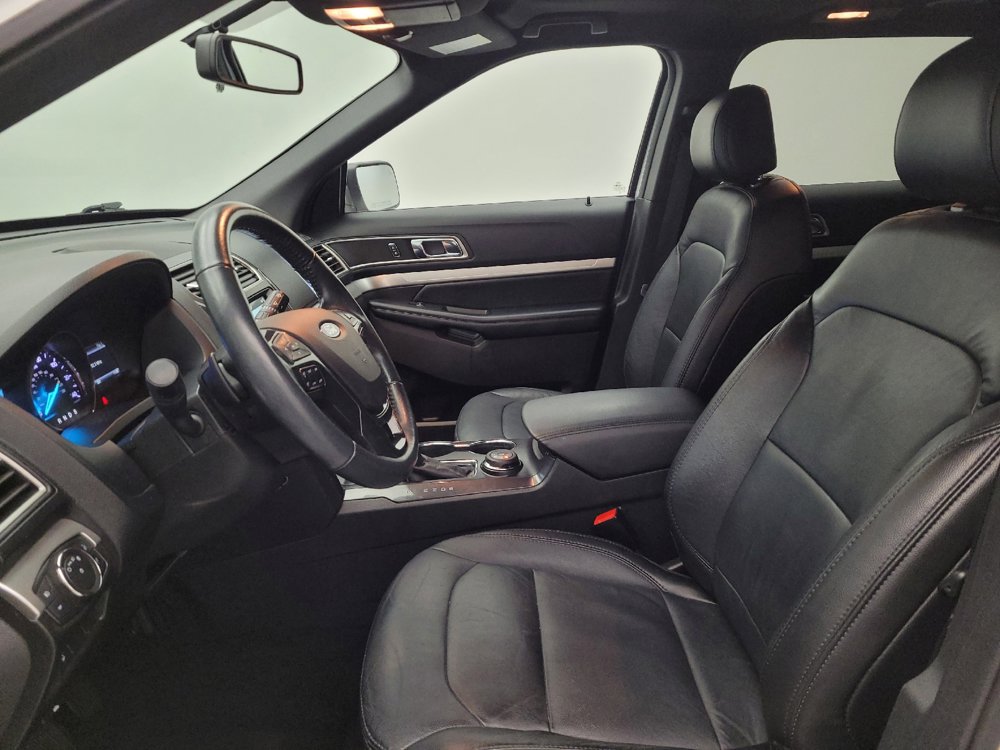 Used 2017 Ford Explorer XLT w/ Equipment Group 202A AWD/4WD image 17