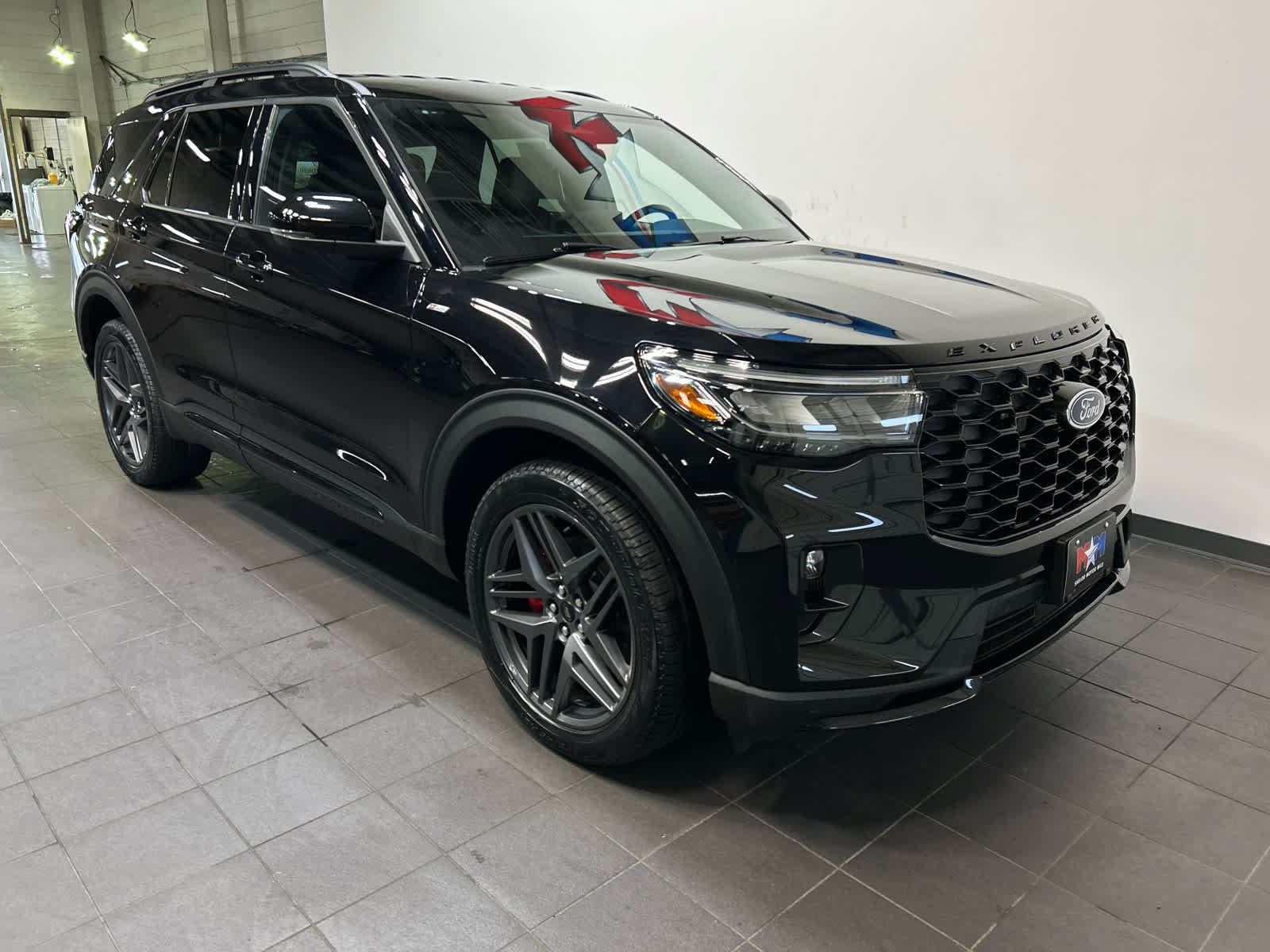 Used 2025 Ford Explorer ST-Line w/ ST-Line Street Pack AWD/4WD image 2