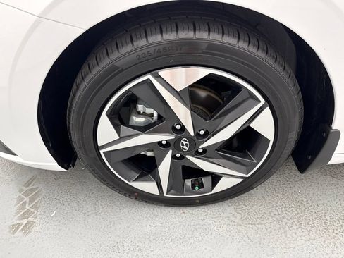 Used 2022 Hyundai Elantra Limited FWD image 4