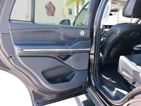 Used 2025 Lincoln Navigator Reserve AWD/4WD image 37