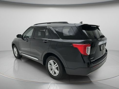 Used 2021 Ford Explorer XLT w/ Equipment Group 202A AWD/4WD image 5