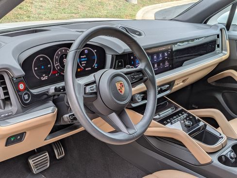 Certified 2026 Porsche Cayenne S AWD/4WD image 4