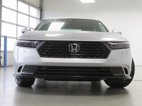 Used 2023 Honda Accord Touring image 2