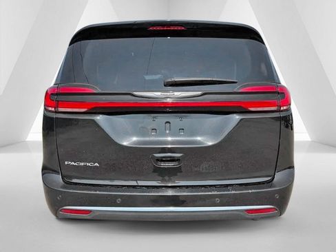 Used 2023 Chrysler Pacifica Touring-L FWD image 6