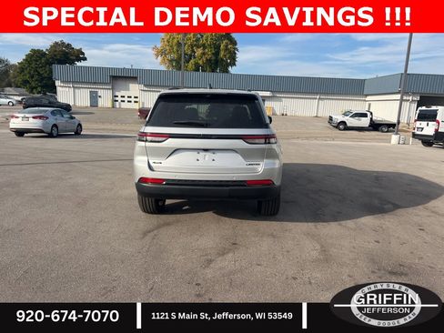 New 2025 Jeep Grand Cherokee Limited w/ Luxury Tech Group II image 13