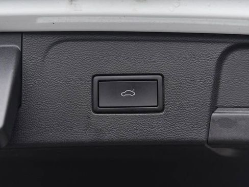 Certified 2025 Volkswagen Atlas SE image 26