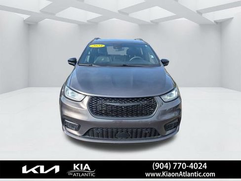 Used 2023 Chrysler Pacifica Limited w/ Uconnect Theater Family Group AWD/4WD image 8