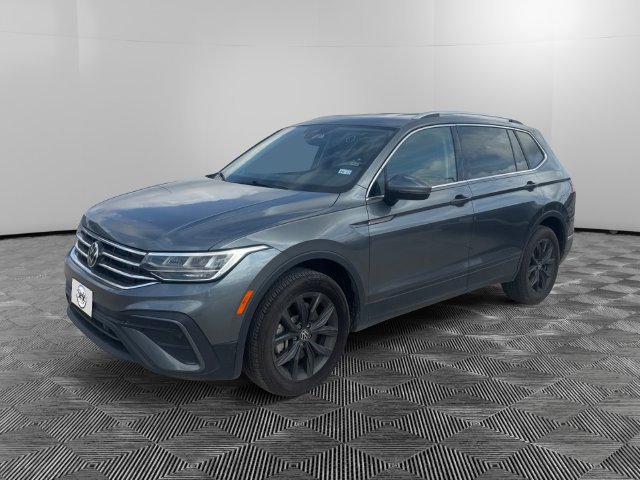 Used 2024 Volkswagen Tiguan SE FWD image 1