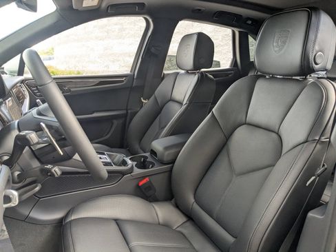 Certified 2026 Porsche Macan AWD/4WD image 5