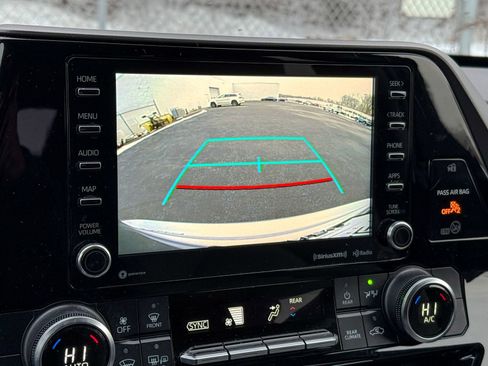 Used 2022 Toyota Highlander LE image 19