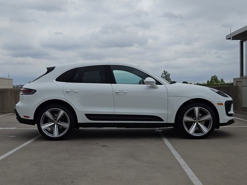 Certified 2025 Porsche Macan image 9