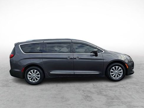Used 2018 Chrysler Pacifica Touring-L image 7