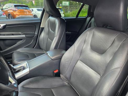 Used 2018 Volvo V60 T5 Cross Country image 24