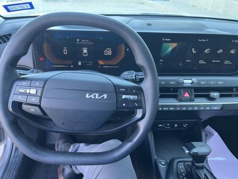 Used 2025 Kia K4 LXS image 8