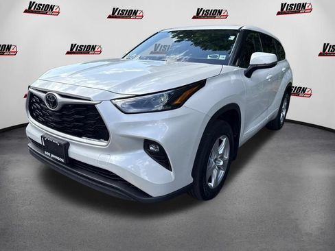 Used 2022 Toyota Highlander LE AWD/4WD image 1