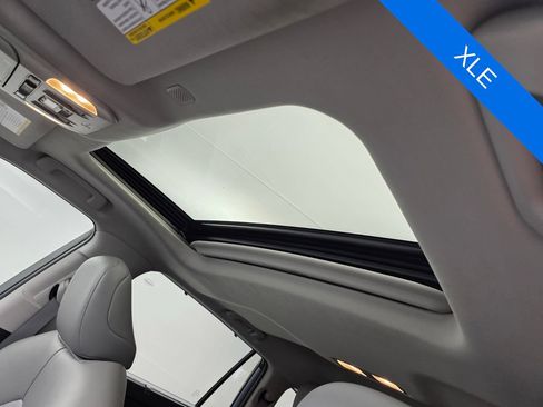 Used 2022 Toyota Highlander XLE FWD image 12
