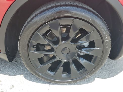 Used 2024 Tesla Model Y Long Range RWD image 9