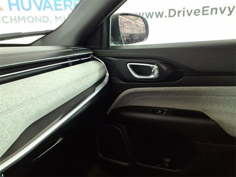 Used 2024 Jeep Compass Latitude image 22