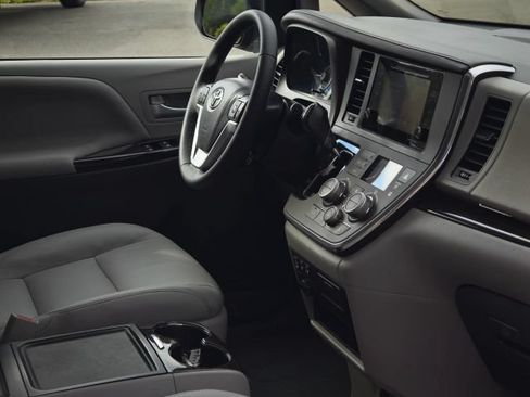 Used 2017 Toyota Sienna XLE w/ XLE Navigation Package FWD image 31