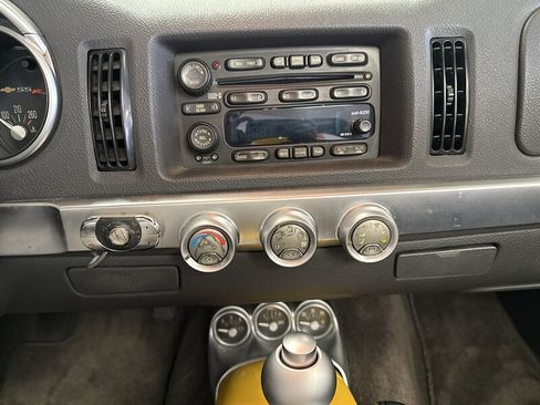 Used 2004 Chevrolet SSR w/ Preferred Equipment Group RWD image 30