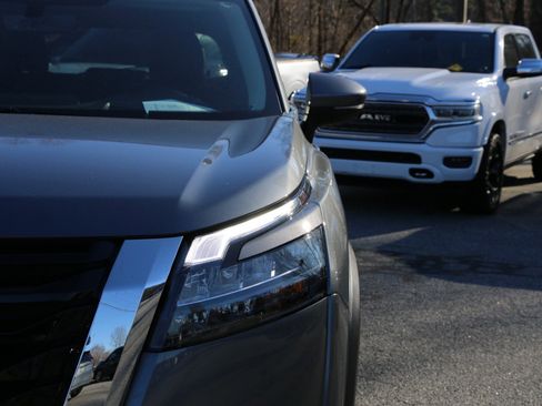 Used 2025 Nissan Pathfinder Platinum w/ Cargo Package image 13