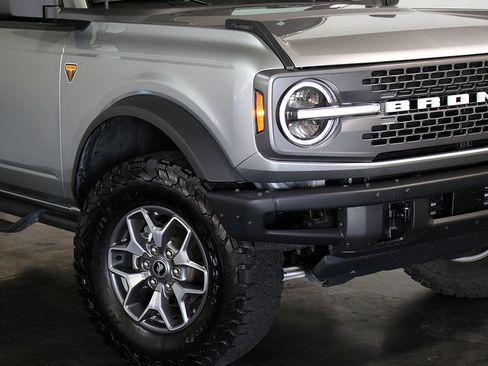 Used 2024 Ford Bronco Badlands image 8